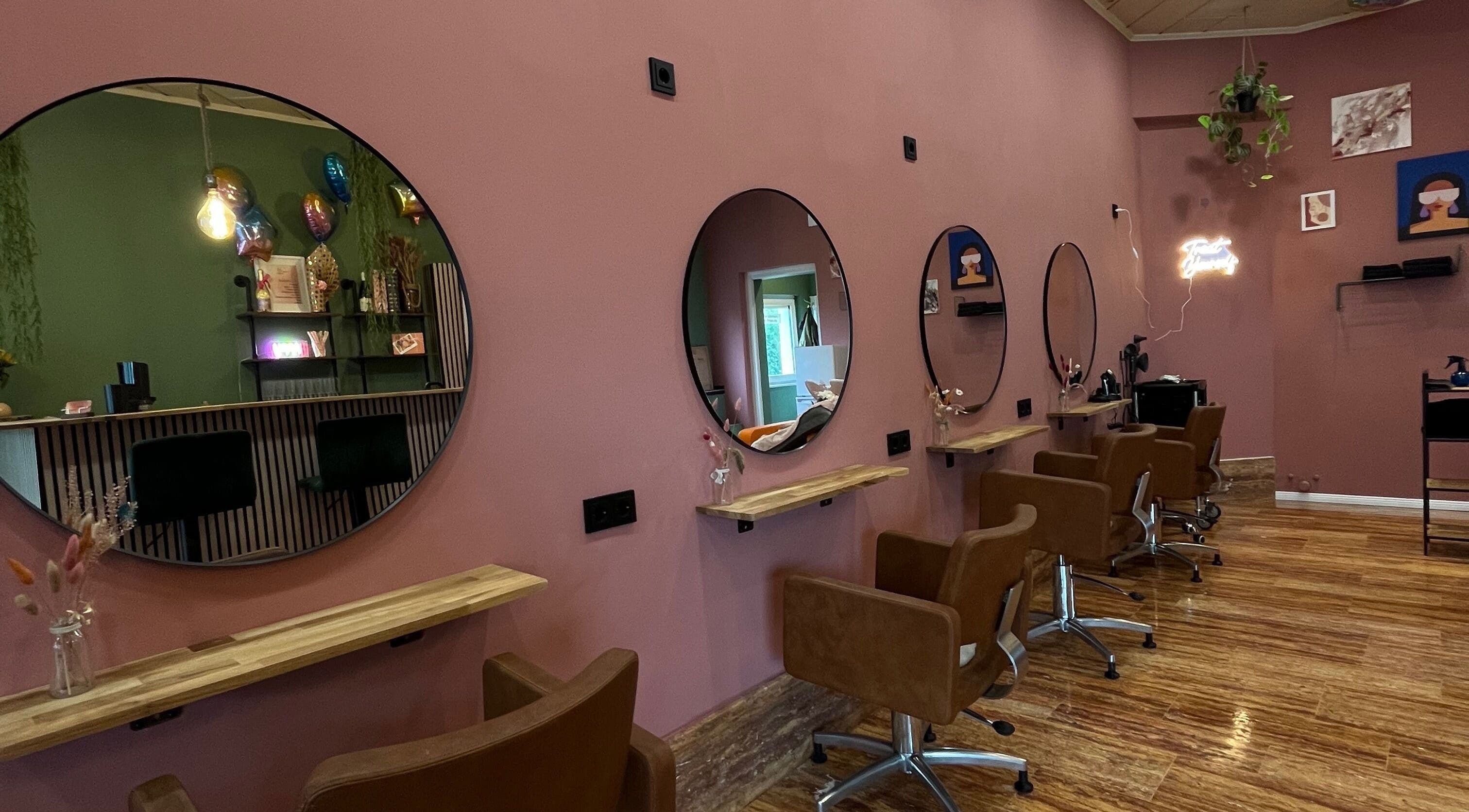 Moderner Salonbereich bei Hand aufs Hairz - Haarkunst Eva Brosi in Frankfurt Am Main, Hessen, DE.