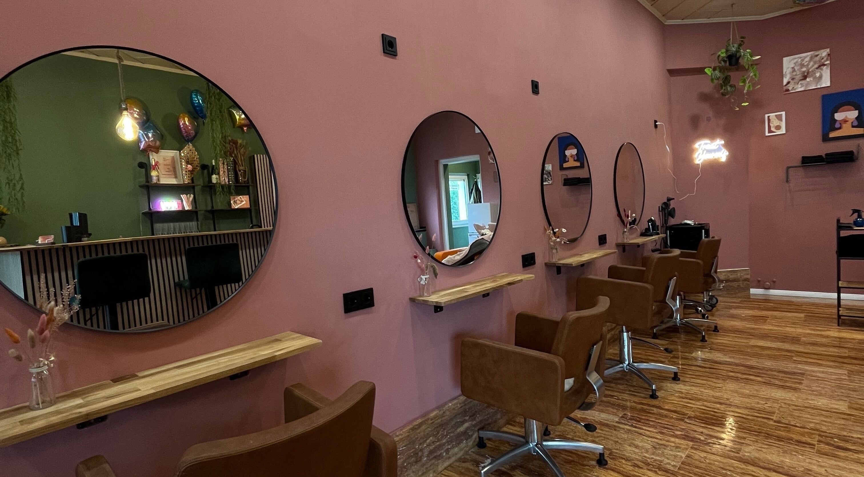 Moderner Salonbereich bei Hand aufs Hairz - Haarkunst Eva Brosi in Frankfurt Am Main, Hessen, DE.