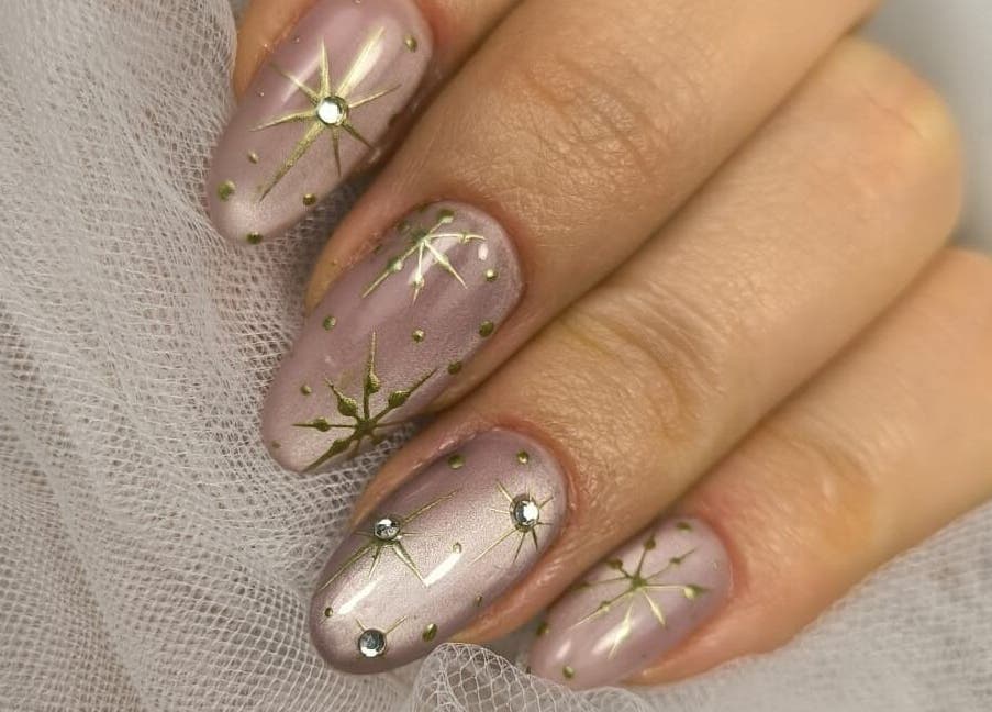 Manucure étoilée élégante à JoaNails Cherbourg, Cherbourg-en-cotentin, Normandie, FR.