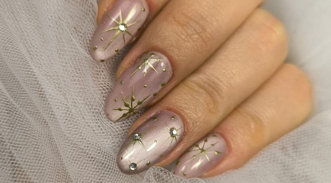 Manucure étoilée élégante à JoaNails Cherbourg, Cherbourg-en-cotentin, Normandie, FR.