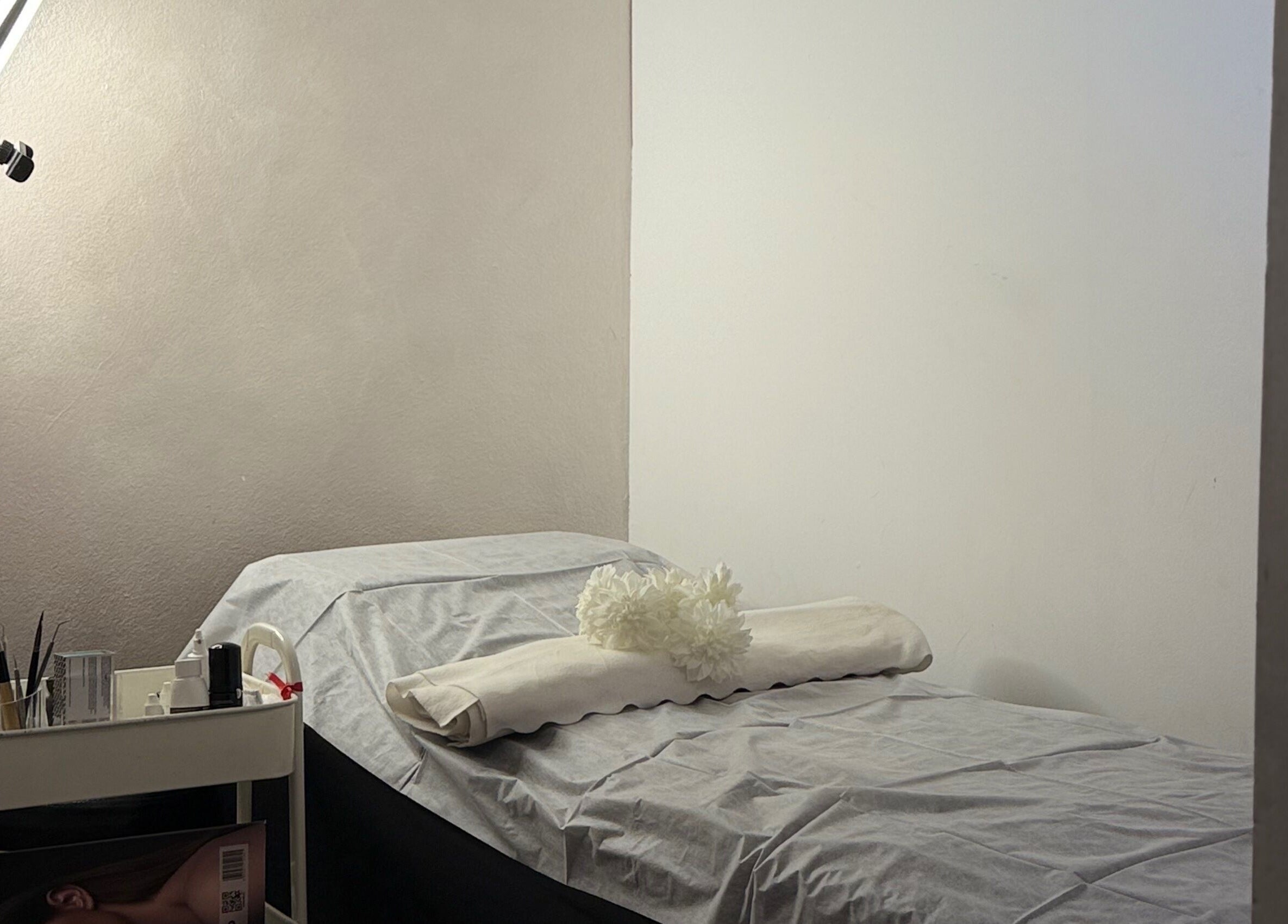 Sala trattamenti Daylin Faith Beauty a Vimercate, Lombardia, IT, con lettino e arredamento accogliente.