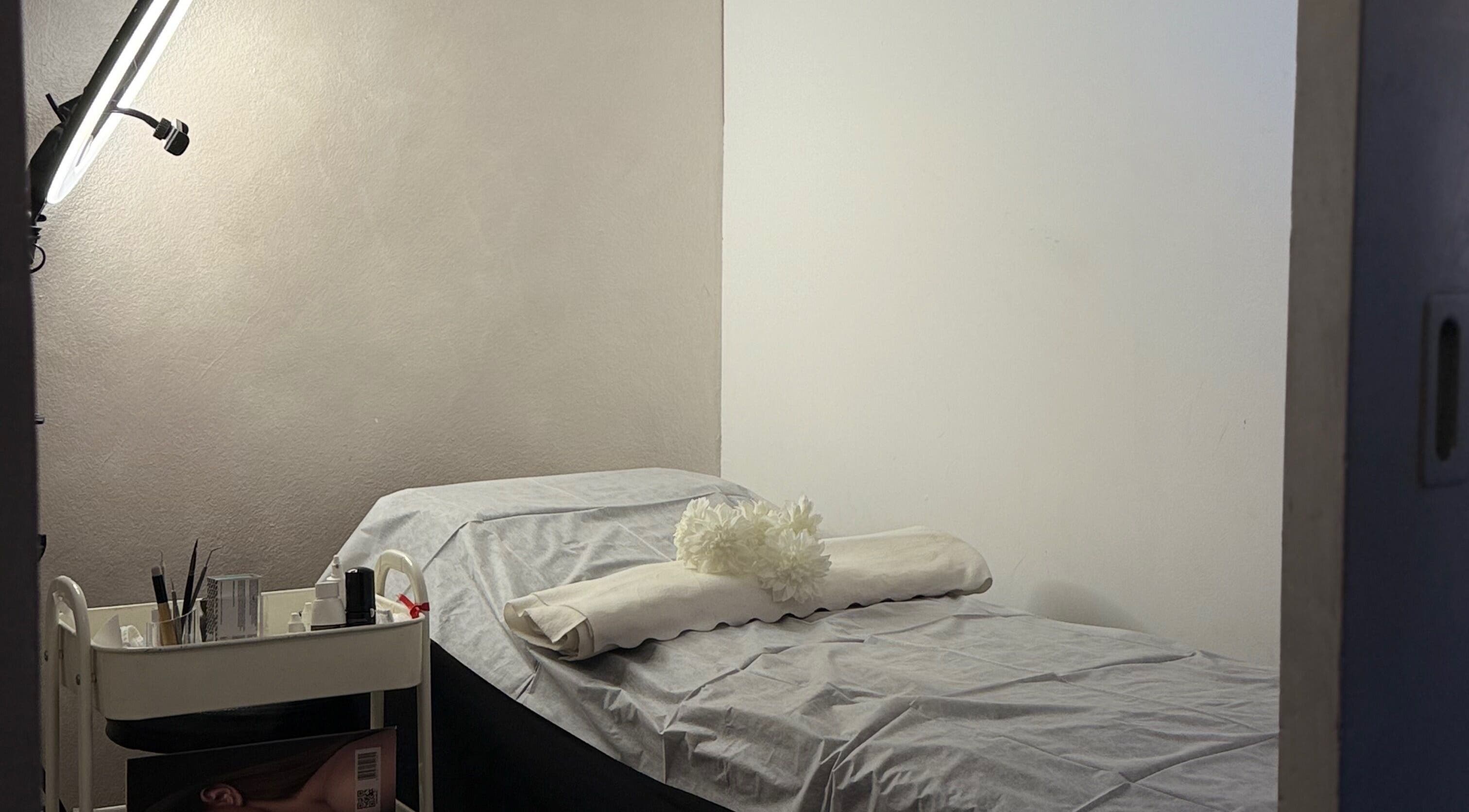 Sala trattamenti Daylin Faith Beauty a Vimercate, Lombardia, IT, con lettino e arredamento accogliente.