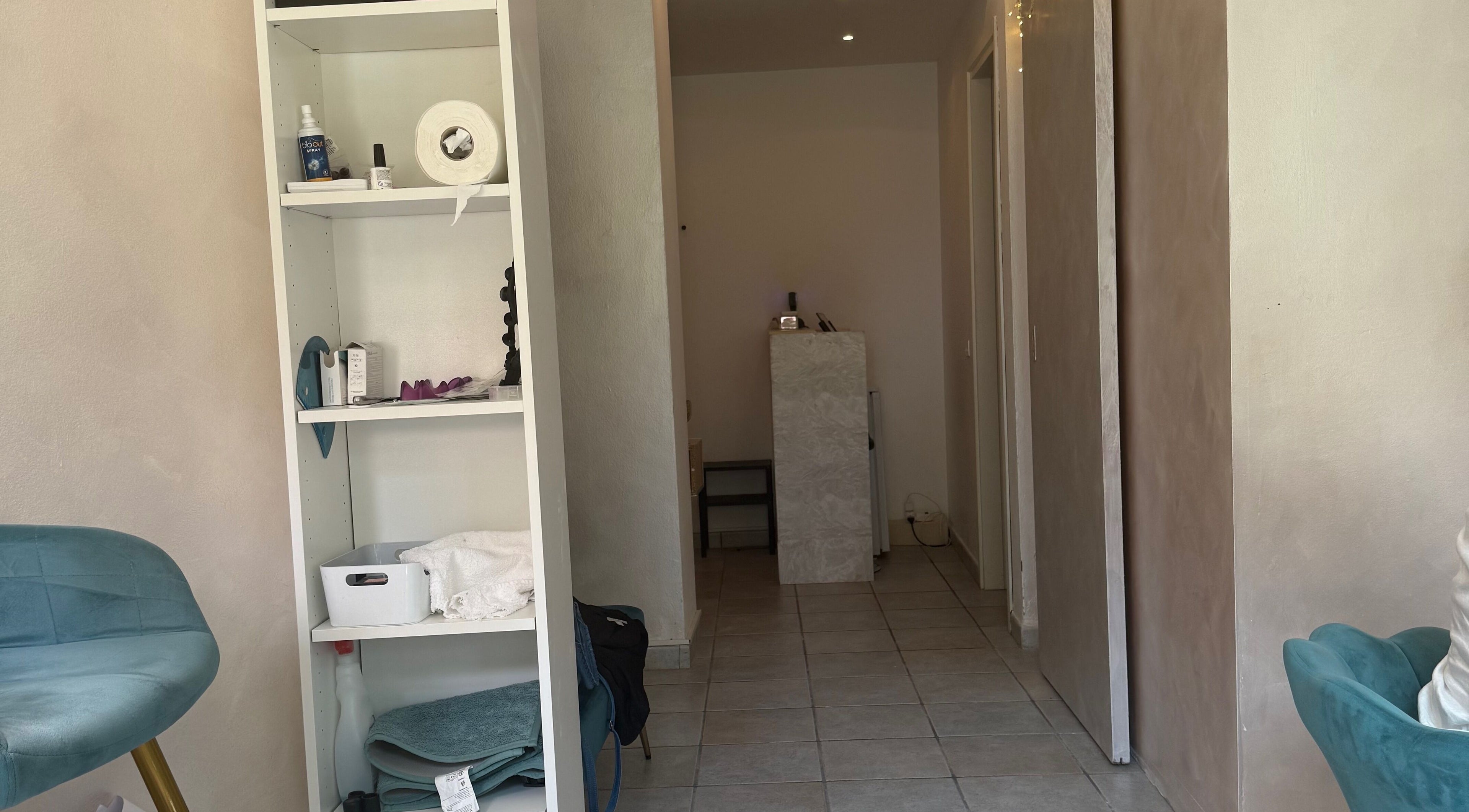 Interno di Daylin Faith Beauty a Vimercate, Lombardia, IT, con scaffale e sedie blu.