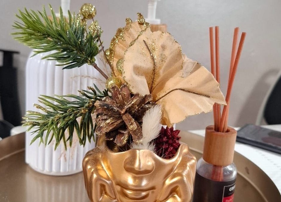 Elegante decorazione floreale dorata al Daylin Faith Beauty, Vimercate, Lombardia, IT.