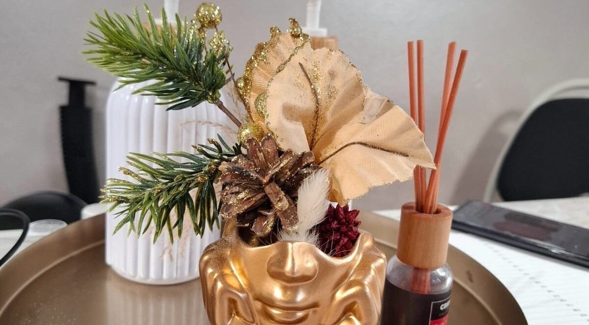 Elegante decorazione floreale dorata al Daylin Faith Beauty, Vimercate, Lombardia, IT.