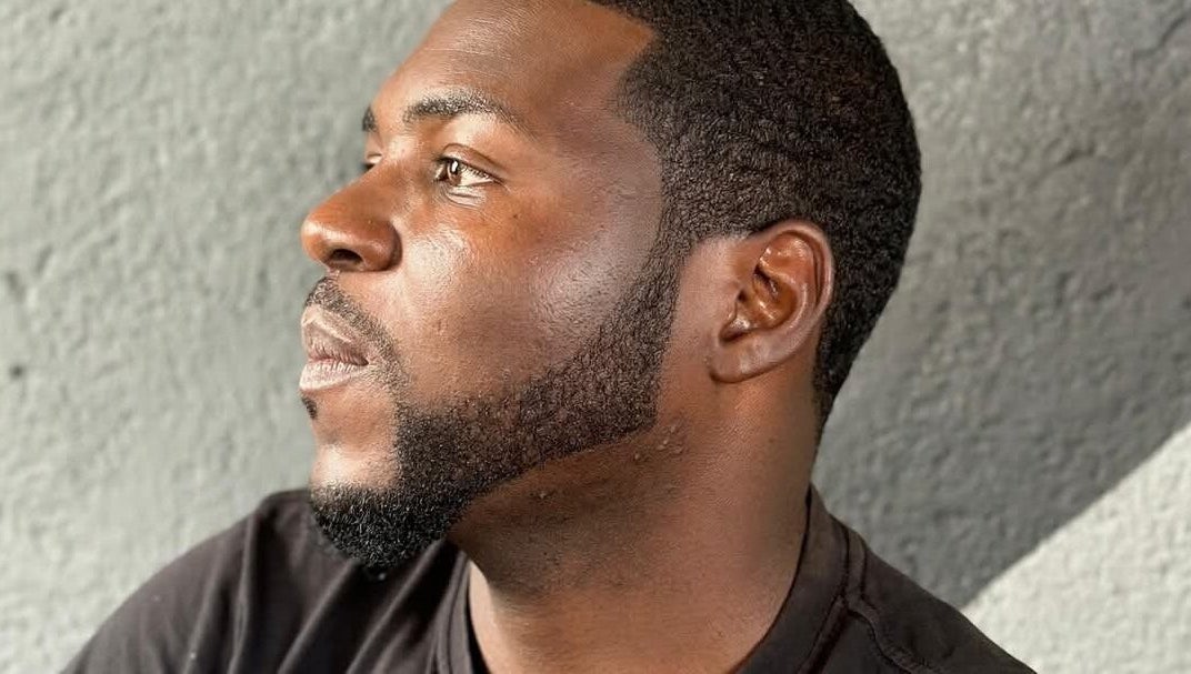 Modern haircut at Mapopotane Barbershop, Roodepoort, Gauteng, ZA, showcasing precise detailing.