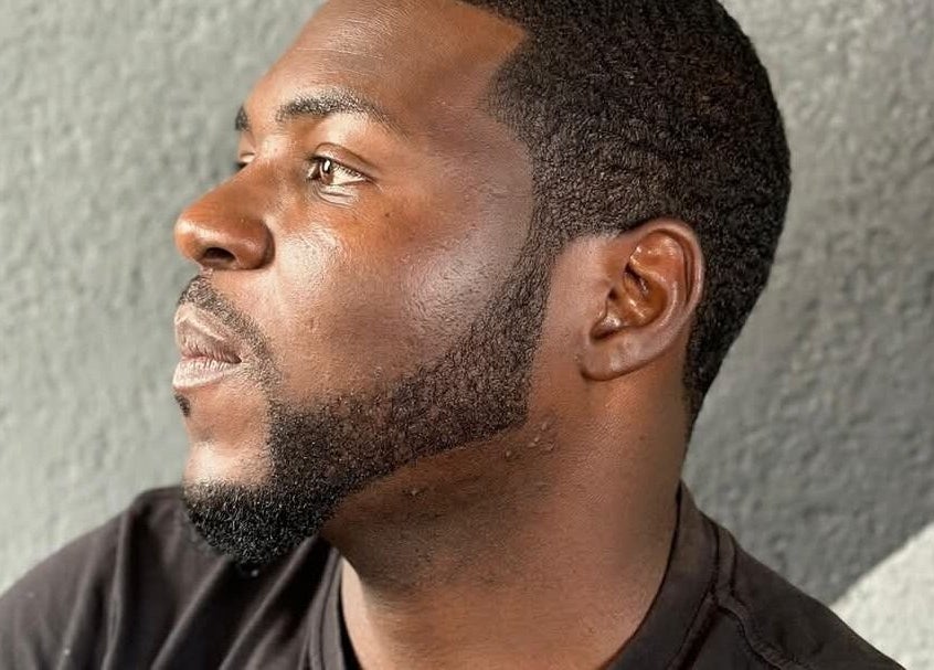 Modern haircut at Mapopotane Barbershop, Roodepoort, Gauteng, ZA, showcasing precise detailing.