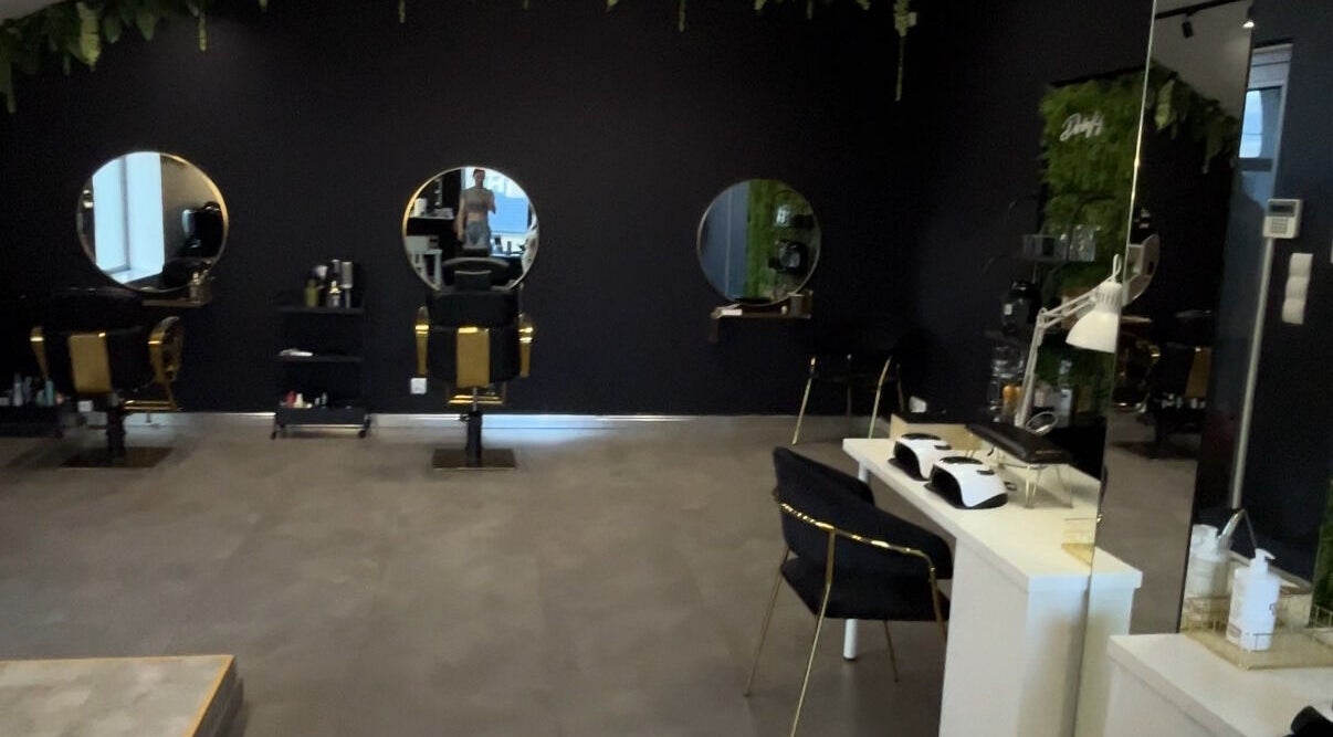 Stylowe wnętrze Holistic Paulina Frankowska w Łochowie z eleganckimi okrągłymi lustrami i nowoczesnym wystrojem.