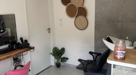 Intérieur moderne d'ABsolu coiffure à Serrières-de-briord, Auvergne-rhône-alpes, FR, montrant un espace de coiffure élégant.