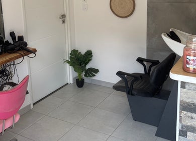 Salon moderne chez A Bsolu Coiffure, Serrières-de-briord, Auvergne-rhône-alpes, FR avec fauteuil et comptoir.