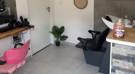 Salon moderne chez A Bsolu Coiffure, Serrières-de-briord, Auvergne-rhône-alpes, FR avec fauteuil et comptoir.