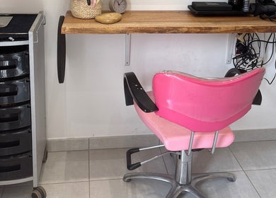 Coin salon moderne à A Bsolu Coiffure, Serrières-de-briord, Auvergne-rhône-alpes, FR avec fauteuil rose.