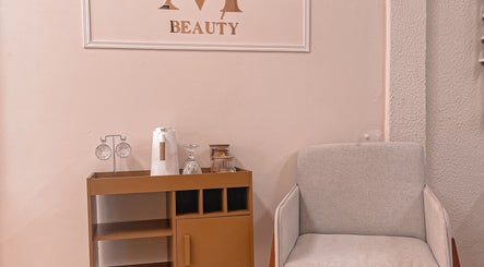 Espaço acolhedor no Maristela Oliveira beauty em São Paulo, São Paulo, BR, com cadeira e aparador elegante.