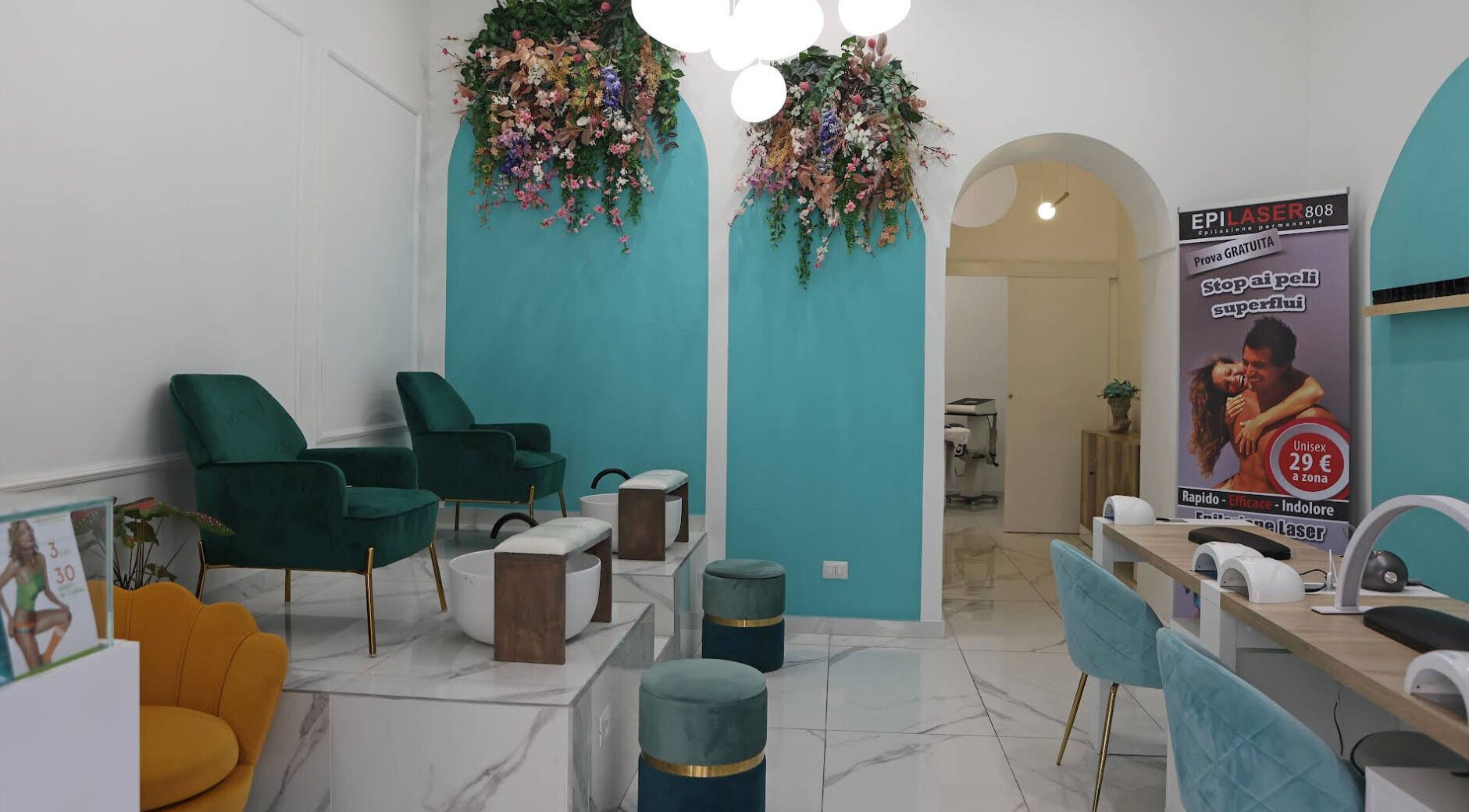 Interno di Frida Nails a Roma, Lazio, con sedie verdi e pareti turchesi decorate con fiori.