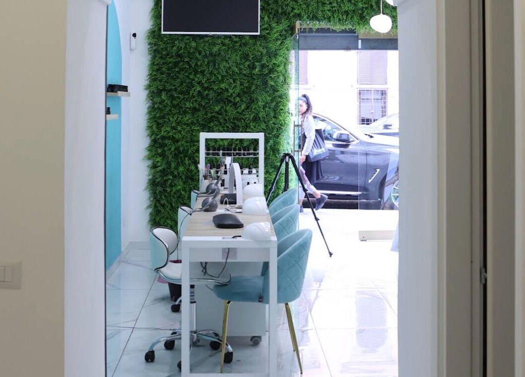 Interni moderni di Frida Nails con parete verde a Roma, Lazio, IT.