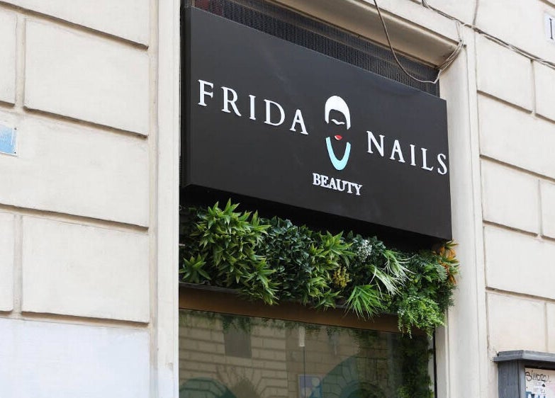 Insegna esterna di Frida Nails, Roma, Lazio, IT con decorazioni verdi.