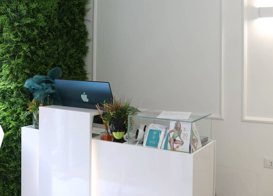 Reception moderna di Frida Nails a Roma, Lazio, IT con parete verde e design accogliente.