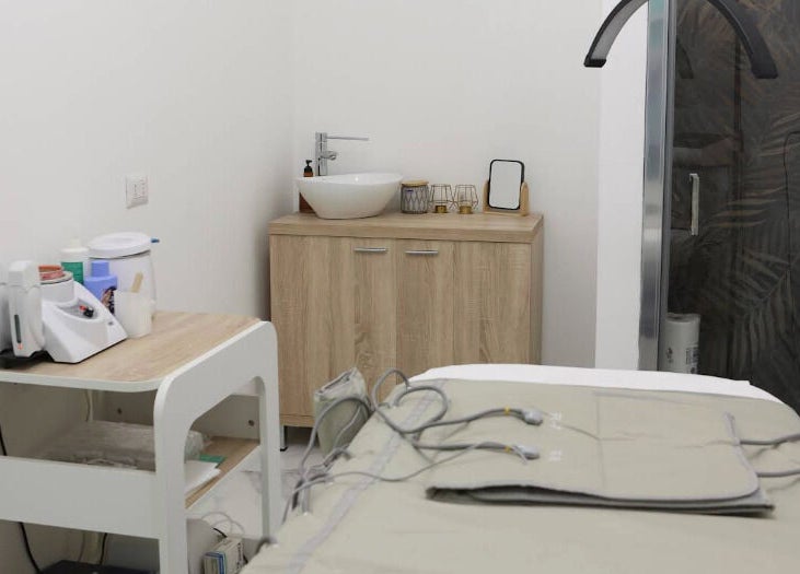 Sala trattamenti presso Frida Nails, Roma, Lazio, IT, con attrezzature moderne e arredamento elegante.