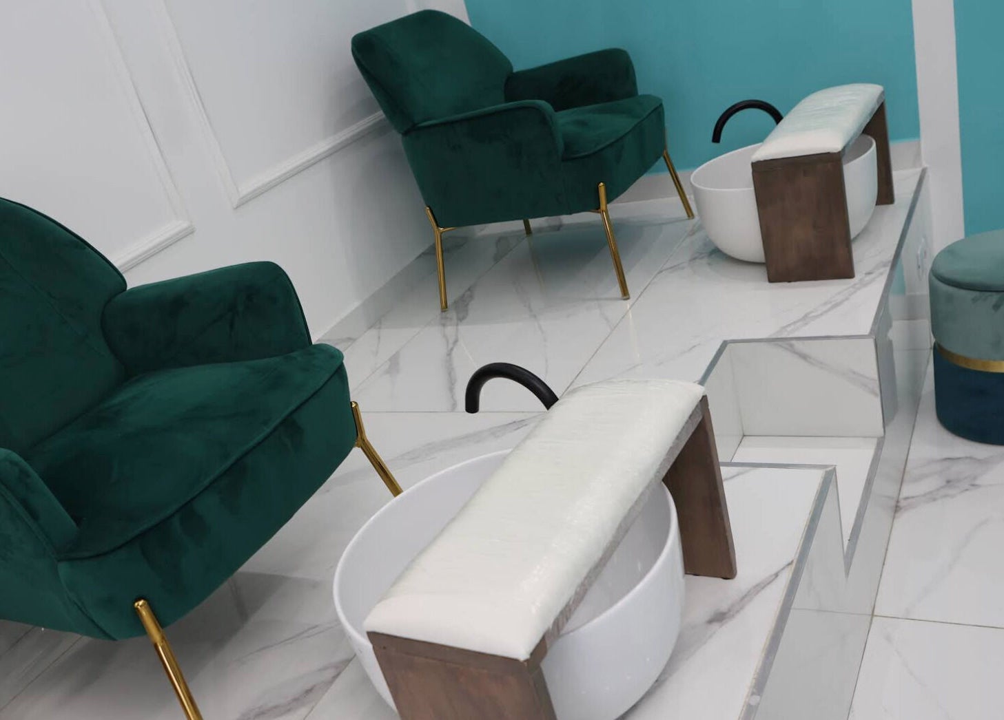 Lussuosa area pedicure di Frida Nails a Roma, Lazio, IT con poltrone verdi e dettagli eleganti.