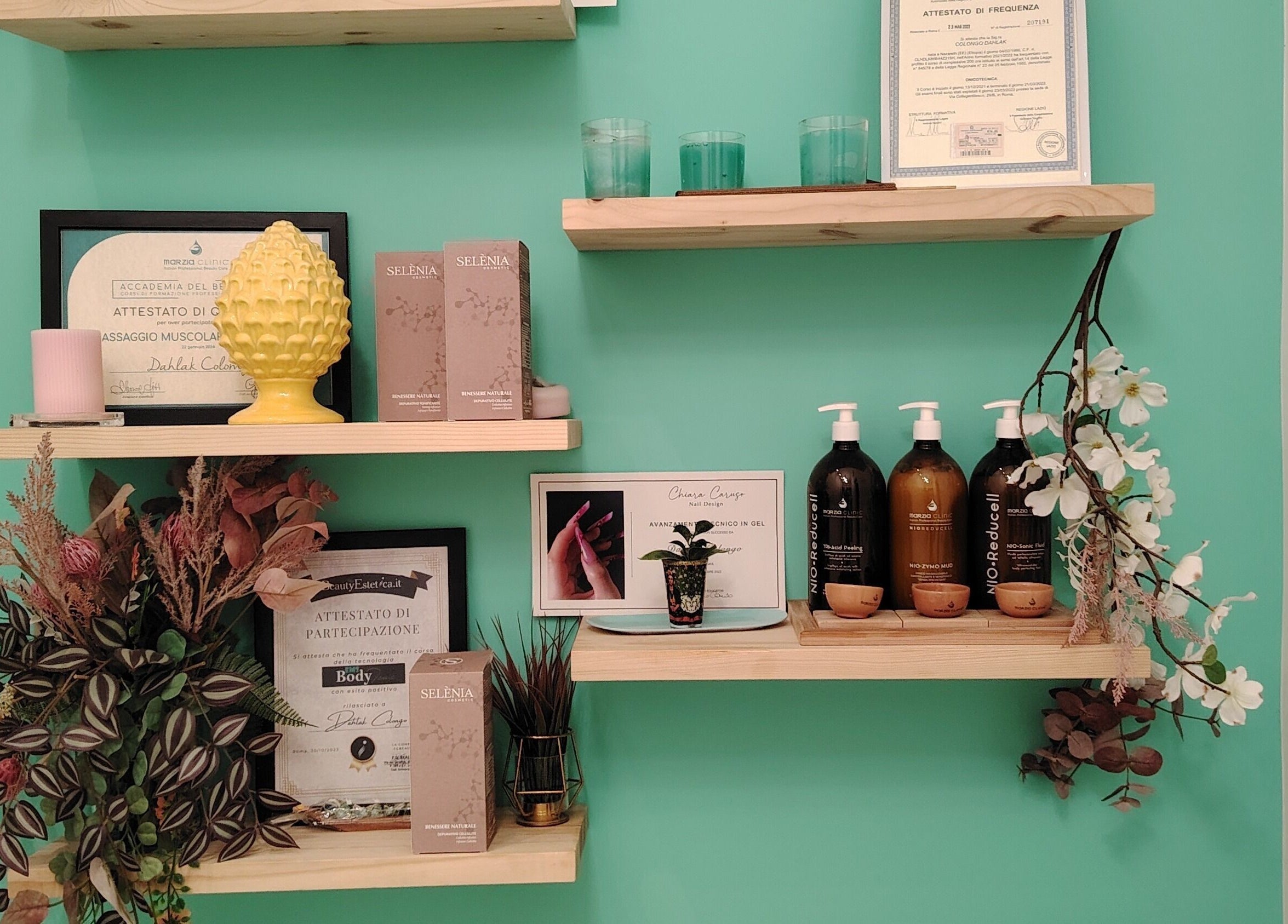 Scaffali arredati a Frida Nails, Roma, Lazio, IT con prodotti e certificati di bellezza.