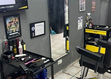 Interior da Barbearia do Oreia em São Paulo, São Paulo, BR, destacando cadeira e ferramentas de corte.