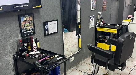 Interior da Barbearia do Oreia em São Paulo, São Paulo, BR, destacando cadeira e ferramentas de corte.