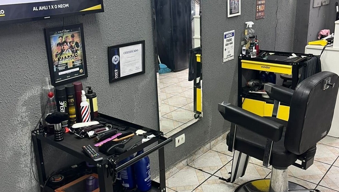 Interior moderno da Barbearia do Oreia em São Paulo, São Paulo, BR, destacando cadeira e ferramentas de corte.