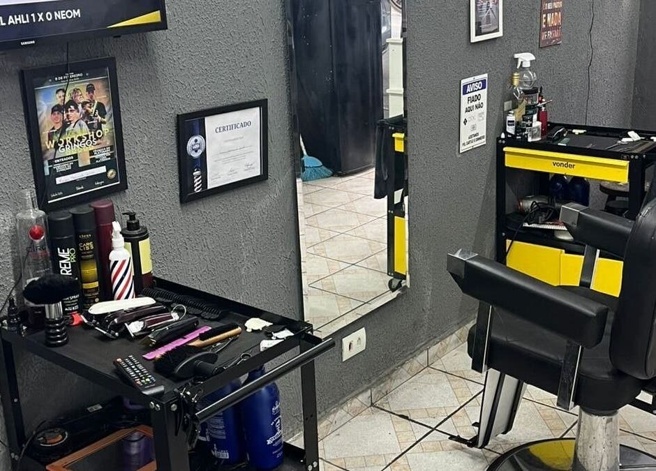 Interior moderno da Barbearia do Oreia em São Paulo, São Paulo, BR, destacando cadeira e ferramentas de corte.