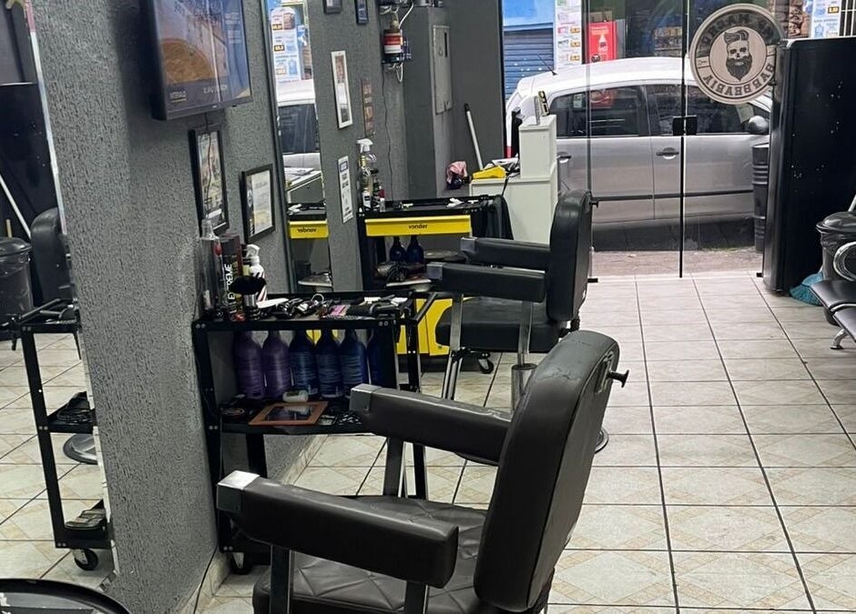 Interior da Barbearia do Oreia, São Paulo, São Paulo, BR, com cadeiras de barbeiro e espelhos.