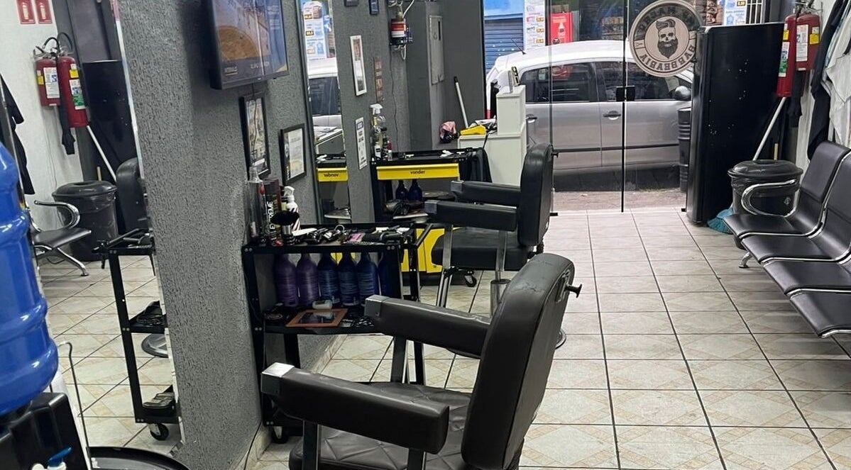 Interior da Barbearia do Oreia, São Paulo, São Paulo, BR, com cadeiras de barbeiro e espelhos.