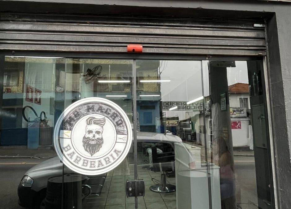 Exterior da Barbearia do Oreia em São Paulo, São Paulo, BR apresentando logotipo estilizado.