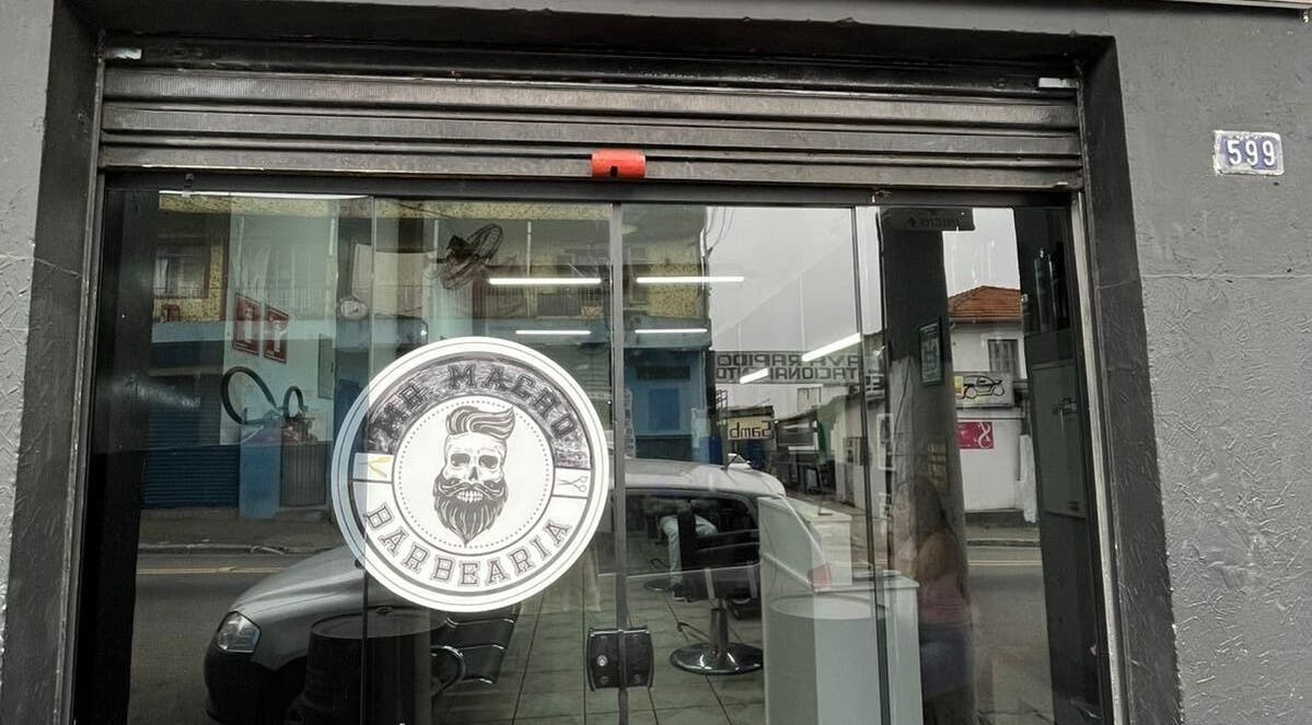 Exterior da Barbearia do Oreia em São Paulo, São Paulo, BR apresentando logotipo estilizado.