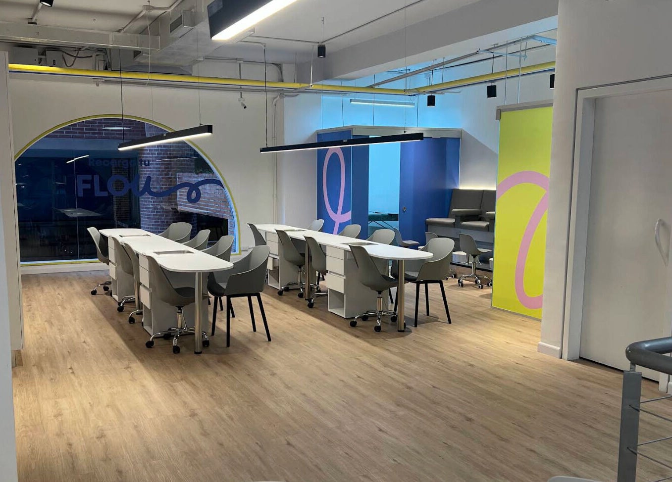 Interior moderno de FLOU SPA en Caracas, Distrito Capital, VE con mesas elegantes y sillas confortables.