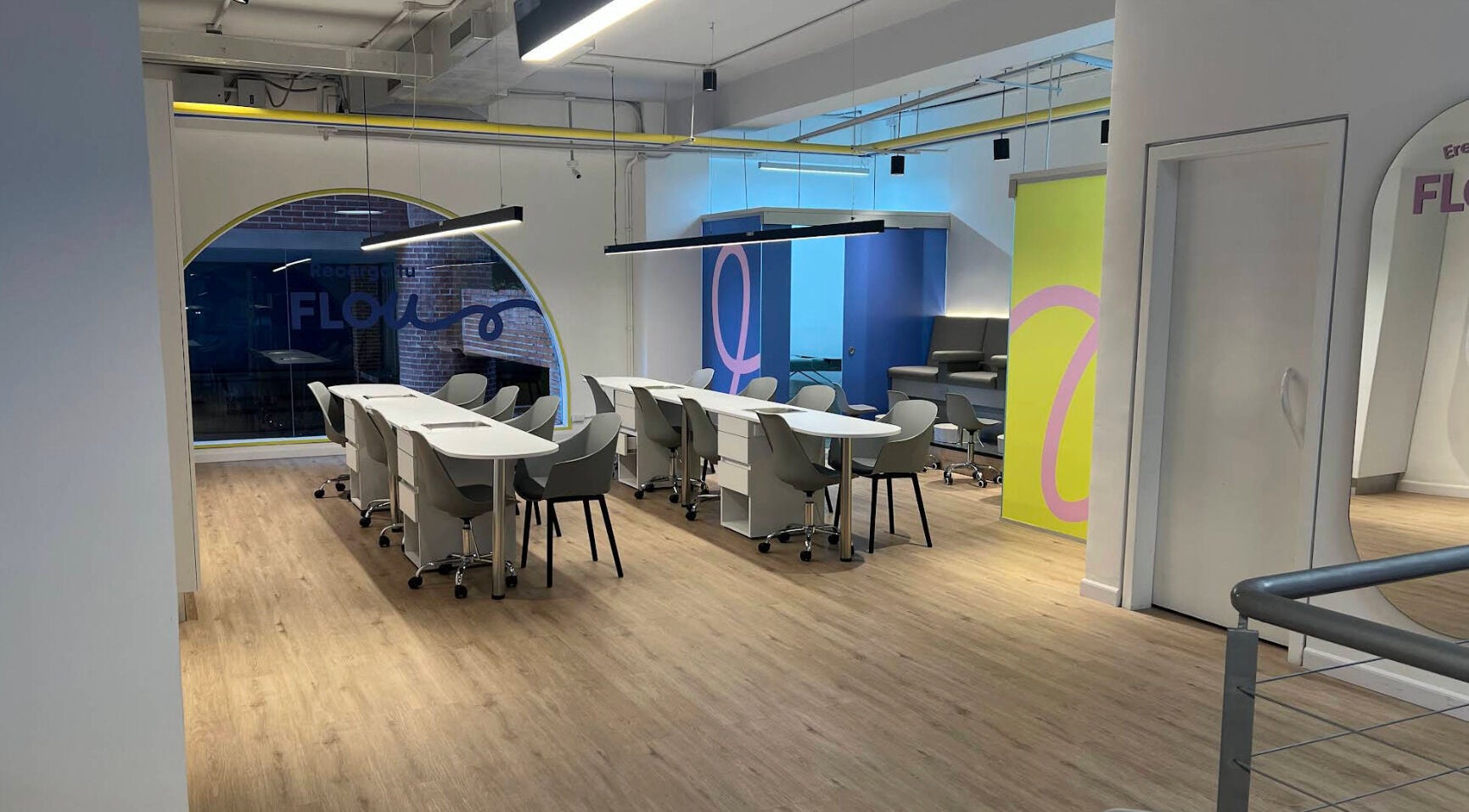 Interior moderno de FLOU SPA en Caracas, Distrito Capital, VE con mesas elegantes y sillas confortables.