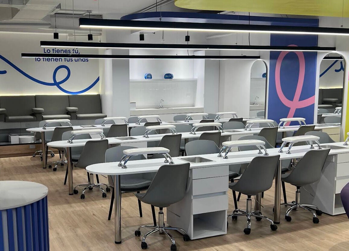 Interior moderno de FLOU SPA en Caracas, Distrito Capital, VE; sillas grises y mesas blancas.