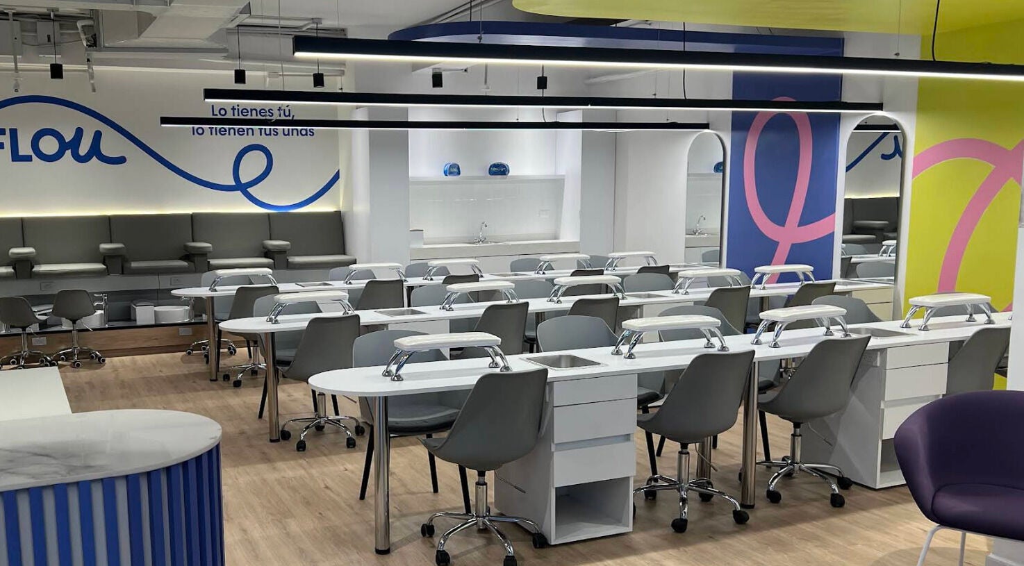 Interior moderno de FLOU SPA en Caracas, Distrito Capital, VE; sillas grises y mesas blancas.