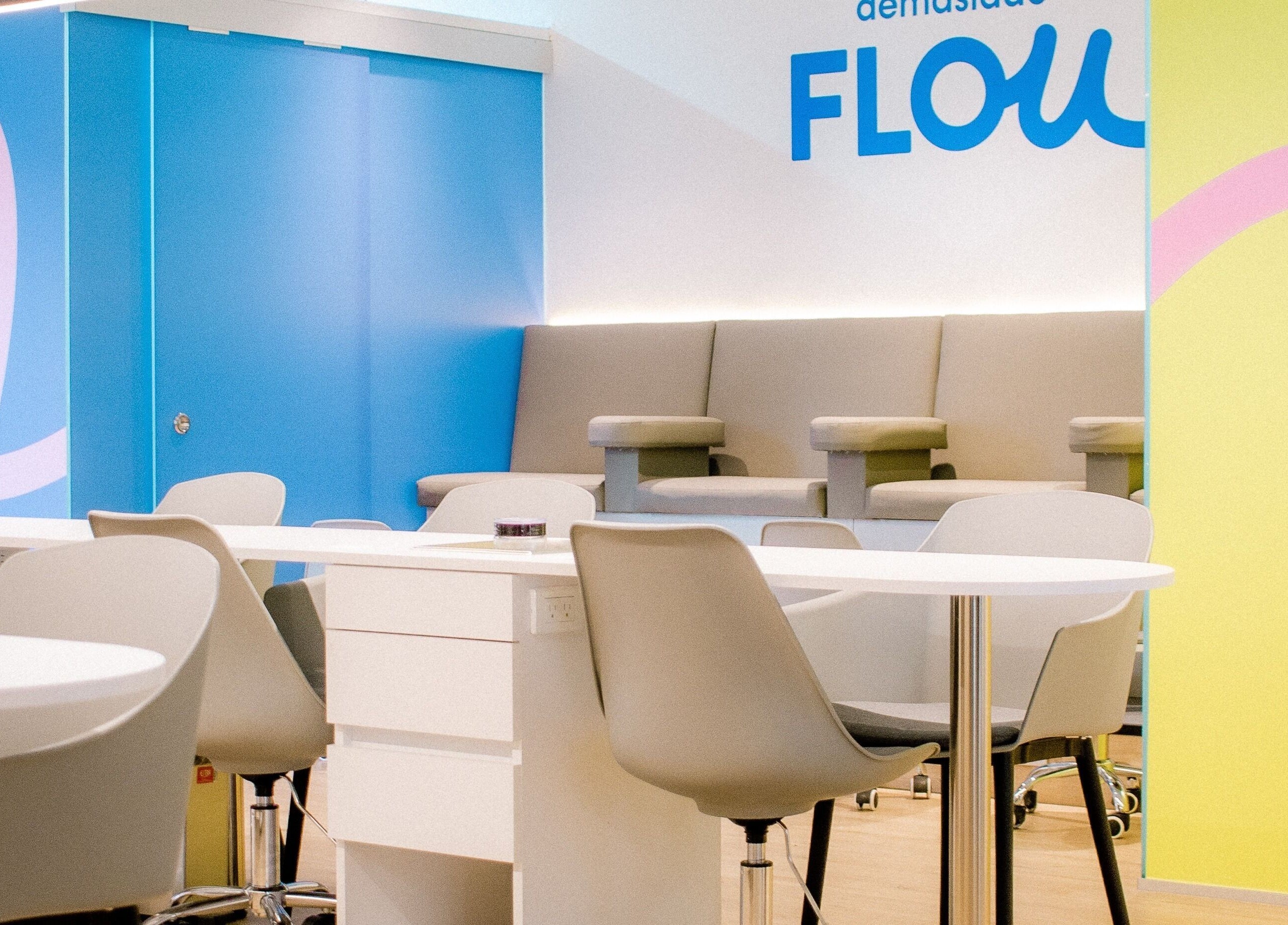 Espacio moderno de FLOU SPA en Caracas, Distrito Capital, VE con sillas cómodas y decoración vibrante.