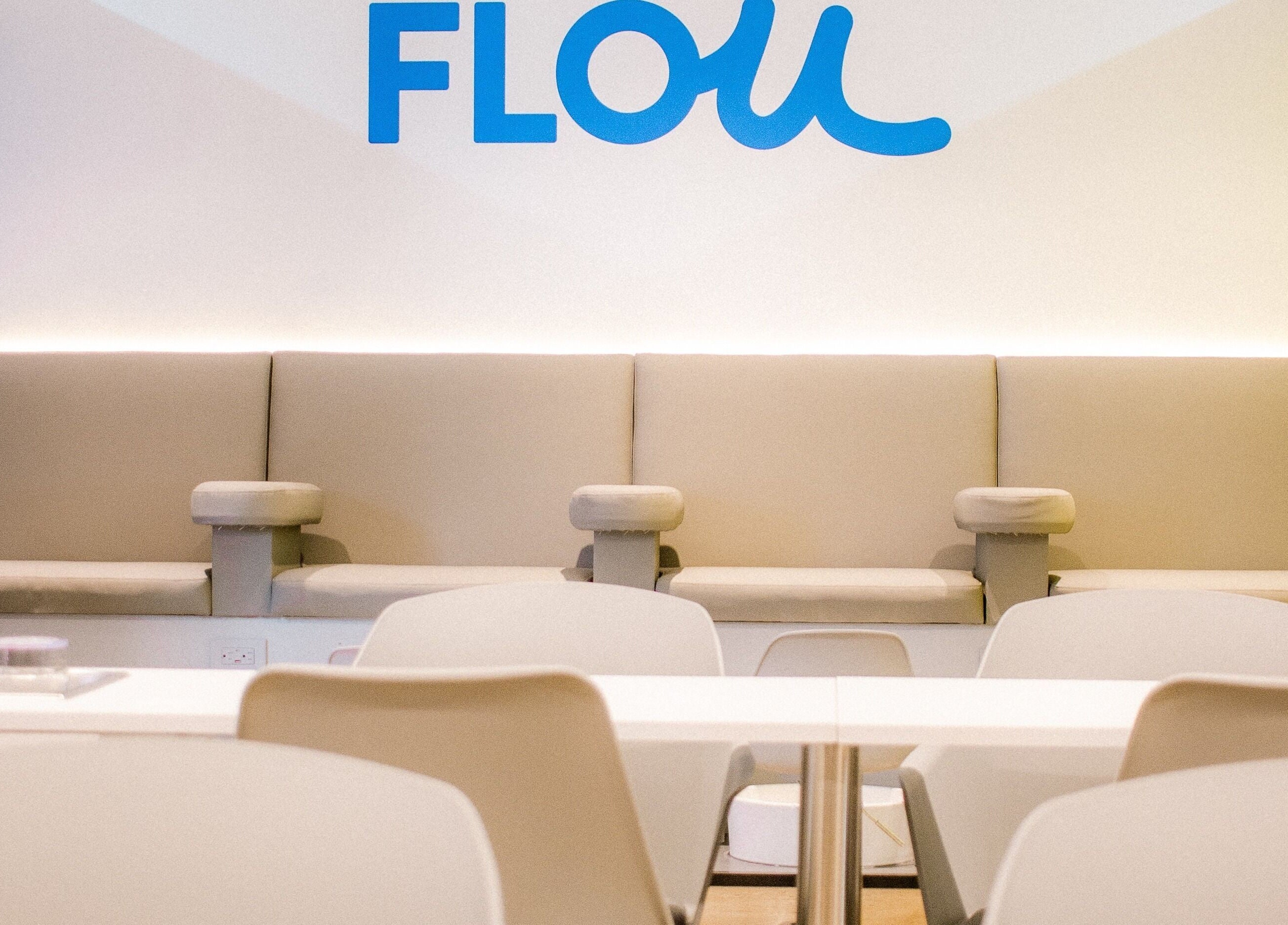 Área de espera elegante en FLOU SPA, Caracas, Distrito Capital, VE, con sofás modernos.