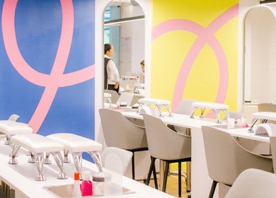Área de manicura con asientos modernos en FLOU SPA, Caracas, Distrito Capital, VE.