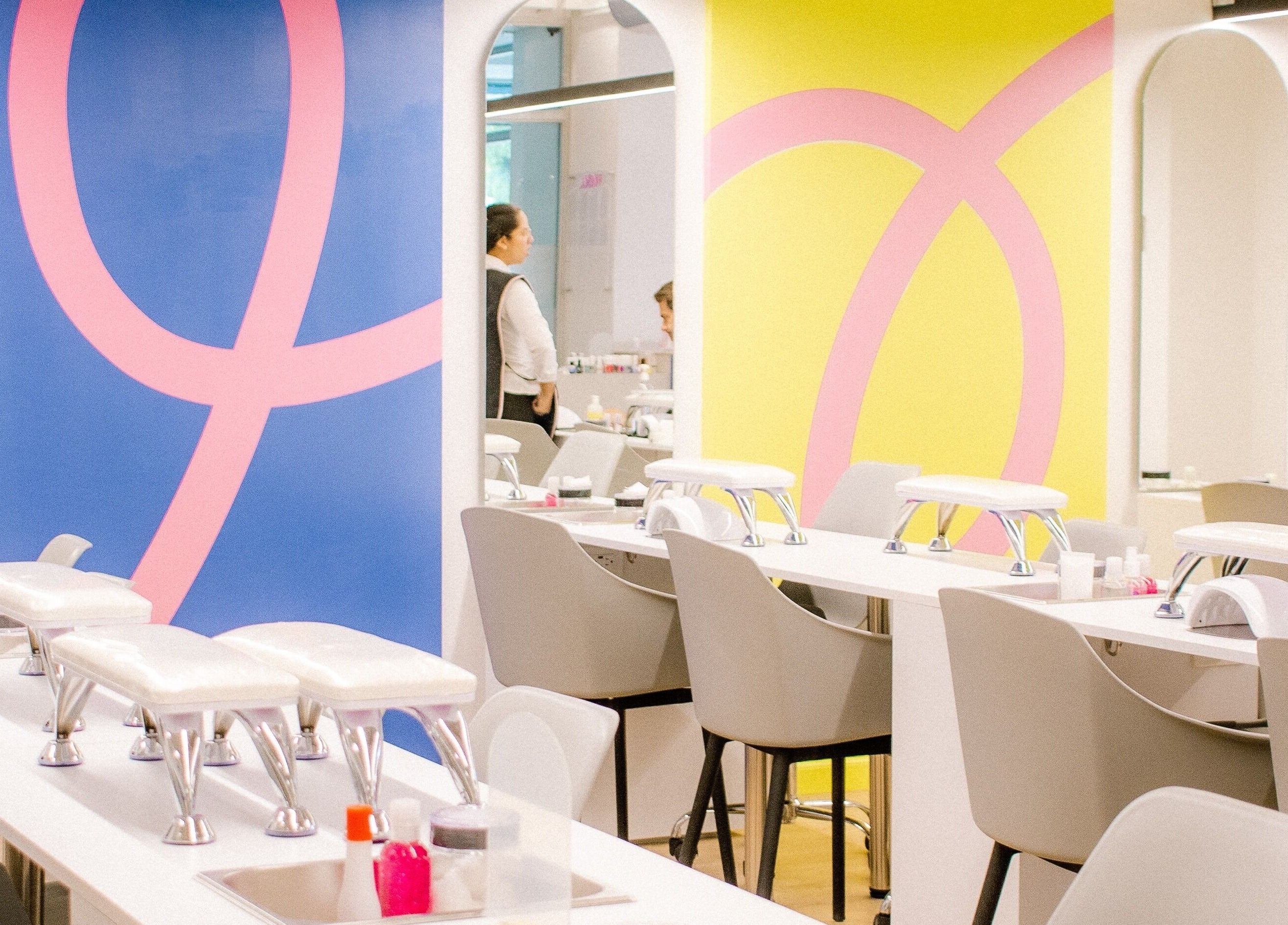 Área de manicura con asientos modernos en FLOU SPA, Caracas, Distrito Capital, VE.