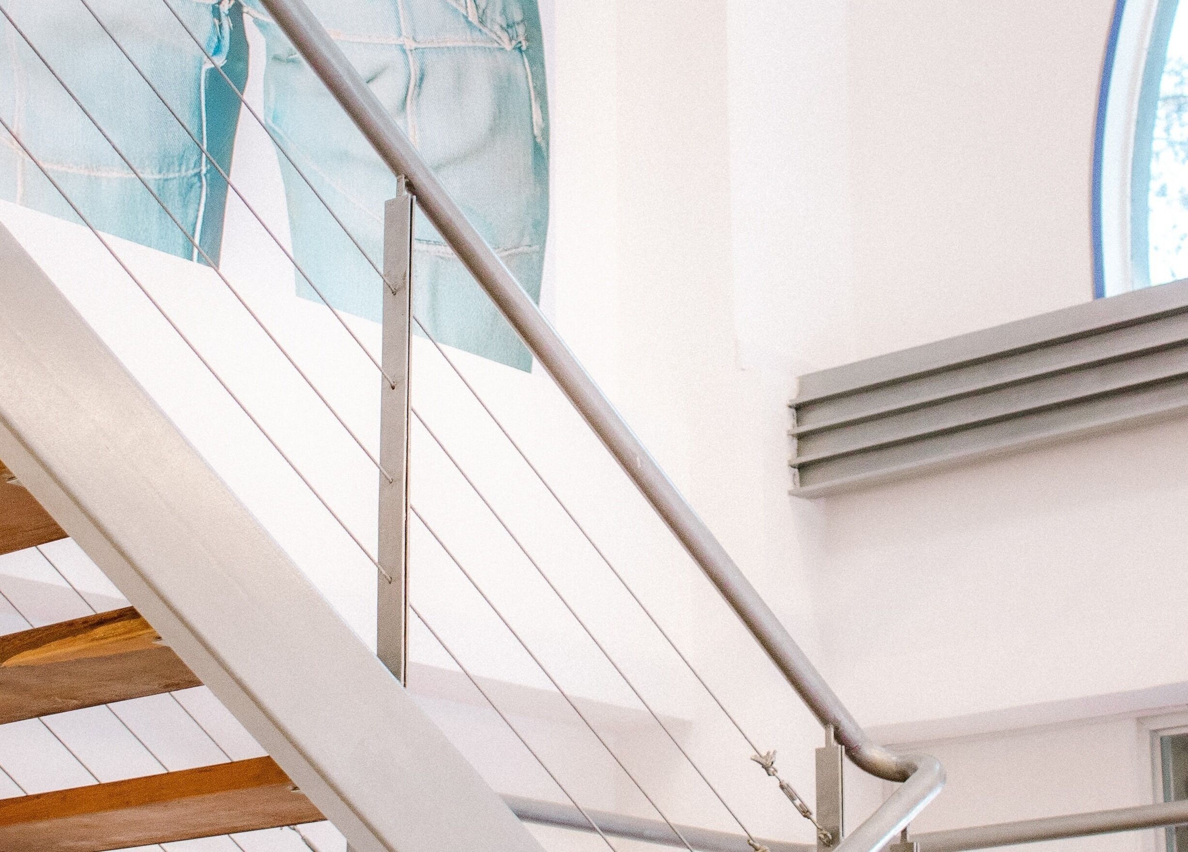 Escalera de diseño contemporáneo en FLOU SPA, Caracas, Distrito Capital, VE, destacada por su estilo elegante.