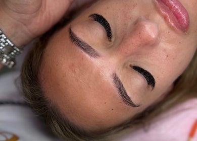 Realce de beleza com extensão de cílios no Rita Lash Pro, Sines, Setúbal, PT. Detalhe de sobrancelhas e cílios.