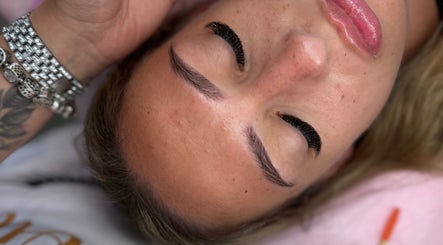 Realce de beleza com extensão de cílios no Rita Lash Pro, Sines, Setúbal, PT. Detalhe de sobrancelhas e cílios.