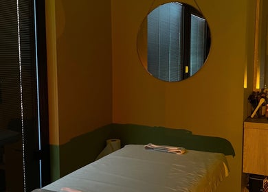Salle de massage apaisante à Magic Beauty, Moulins, Auvergne-rhône-alpes, FR, avec ambiance chaleureuse.