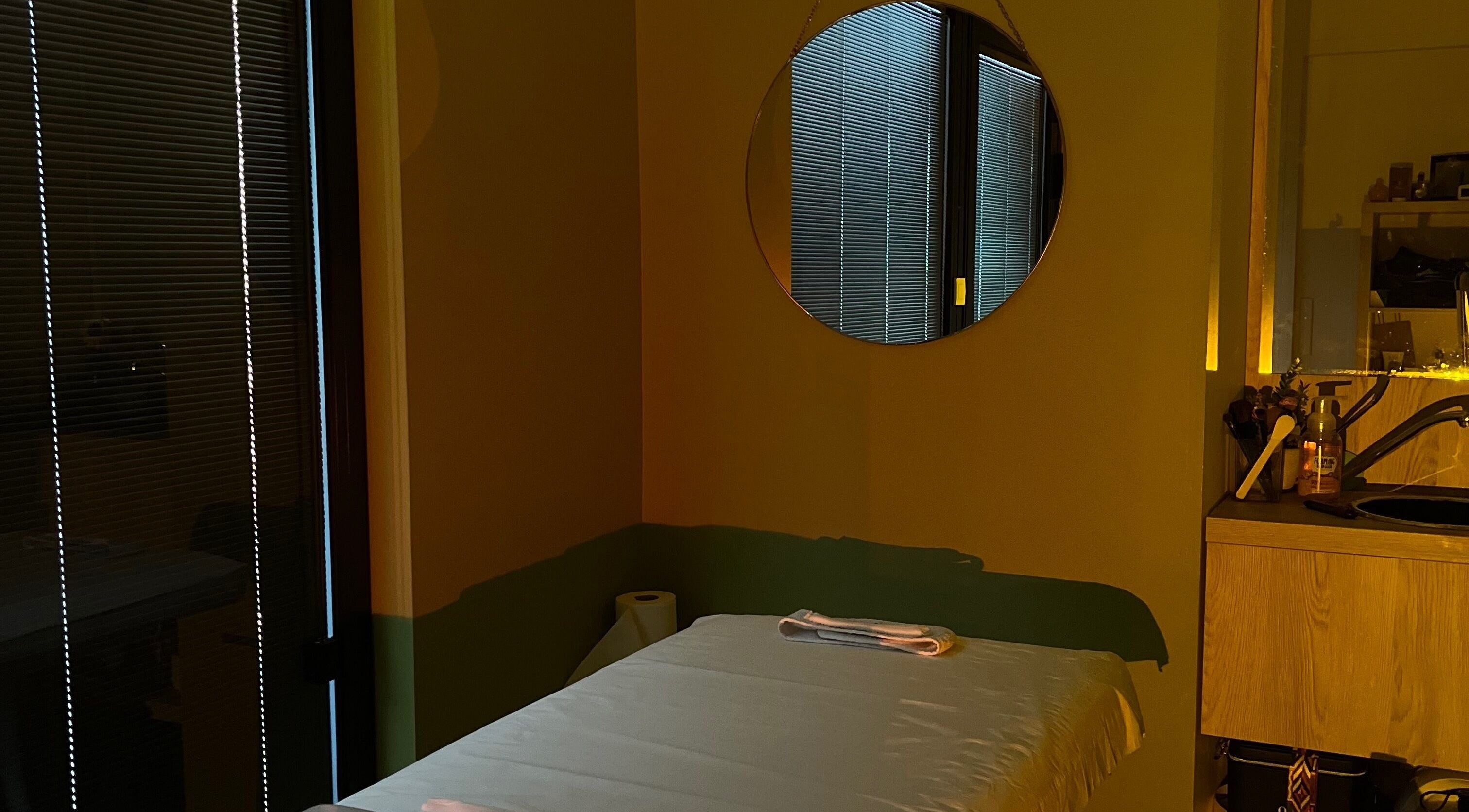 Salle de massage apaisante à Magic Beauty, Moulins, Auvergne-rhône-alpes, FR, avec ambiance chaleureuse.