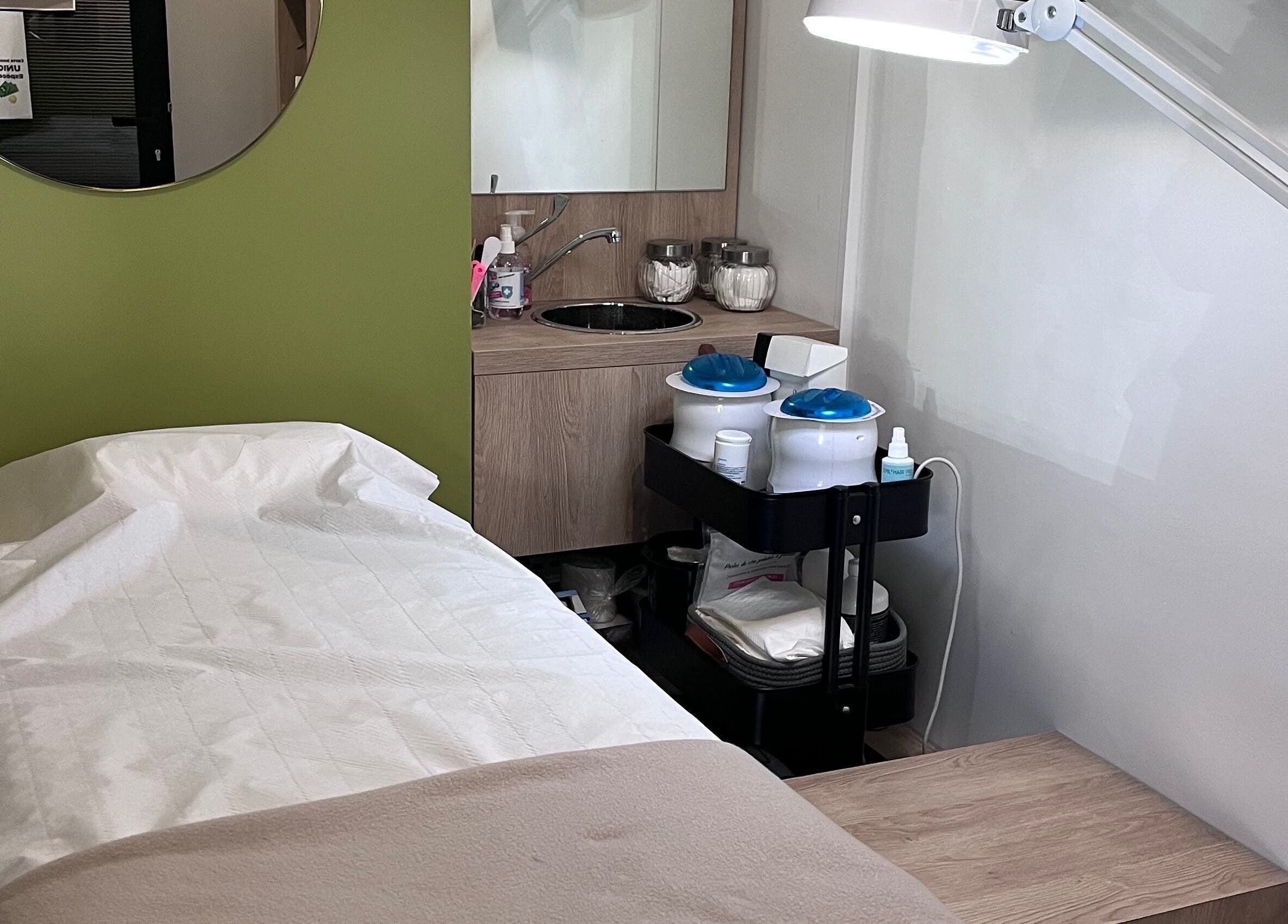 Table de soins à Magic beauty, Moulins, Auvergne-rhône-alpes, FR avec équipements de beauté.