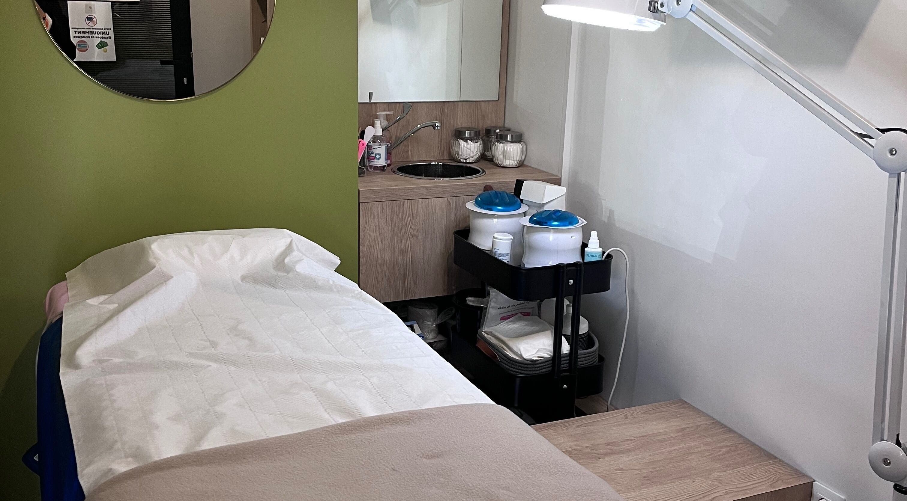 Table de soins à Magic beauty, Moulins, Auvergne-rhône-alpes, FR avec équipements de beauté.