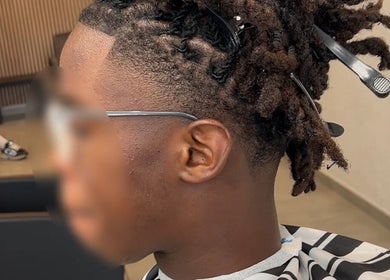 Coiffure moderne à Sniperkut, Genève, Genève, CH avec des cheveux texturés et accessoires de coiffure.