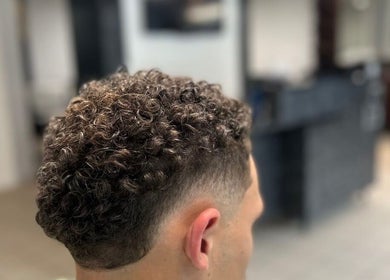 Coiffure bouclée moderne chez Sniperkut à Genève, Genève, CH, capturant l'élégance et le style.