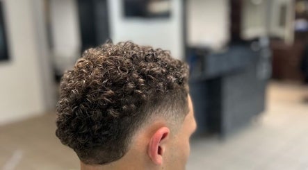 Coiffure bouclée moderne chez Sniperkut à Genève, Genève, CH, capturant l'élégance et le style.